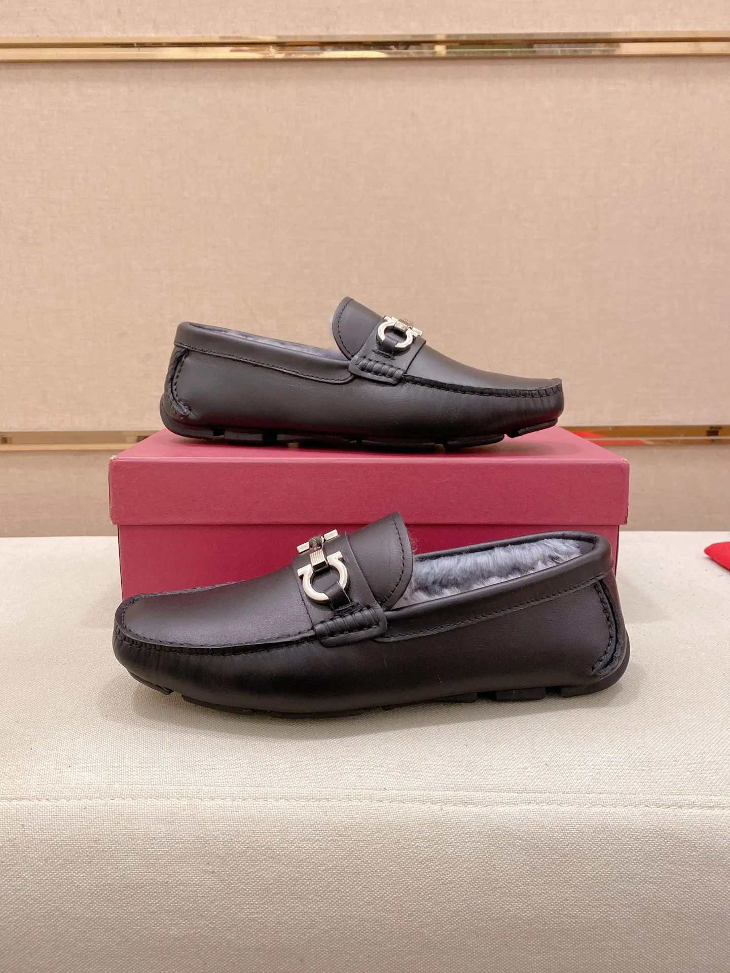 Factory price: 540💰High-end quality! Ferragamo🆕🆕Exclusive hot-selling products in stock🔥🔥New products on the shelves, high-quality Ferragamo men's pea shoes, high-end casual driving shoes, with complete packaging! 💪 💪 Material: imported first-layer cowhide 🐂 + imported high-quality wool lining + wear-resistant outsole 👍🏻👍🏻 Features: high-end and comfortable, purely handmade 🚀 🚀 Create the perfect shoes that suit you best 🔥 🔥 Size: (38-44) 45 standard size can be customized!